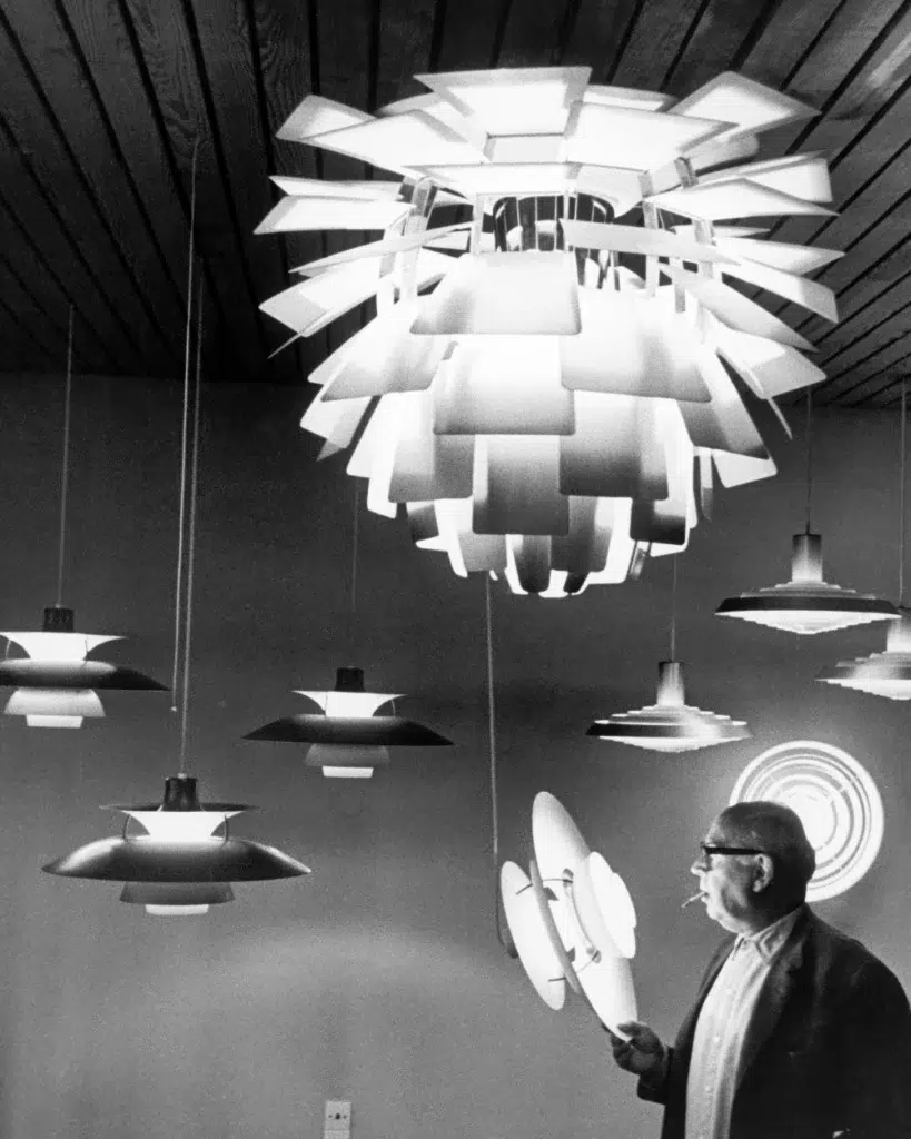 Lampe Artichoke en noir et blanc avec son créateur